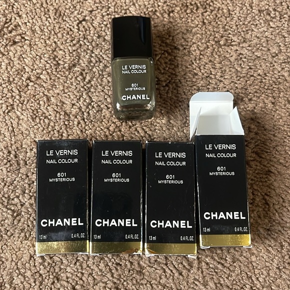 CHANEL Le Vernis 601 Mysterious Nail Polish - Picture 3 of 7